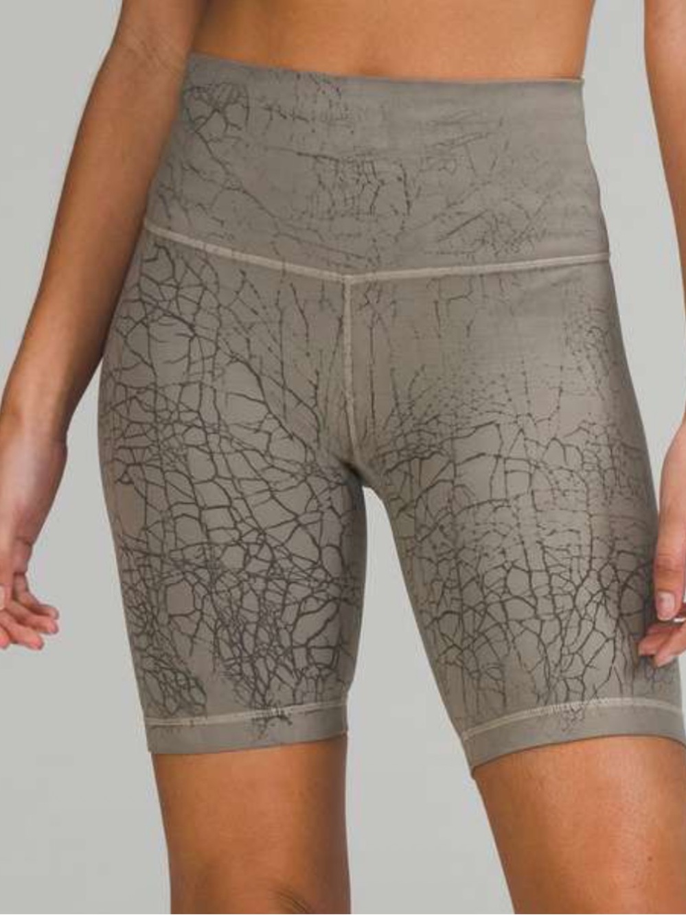 Lululemon Wunder Train High-Rise Short 8"
Thread Dye Rover Black Size 6